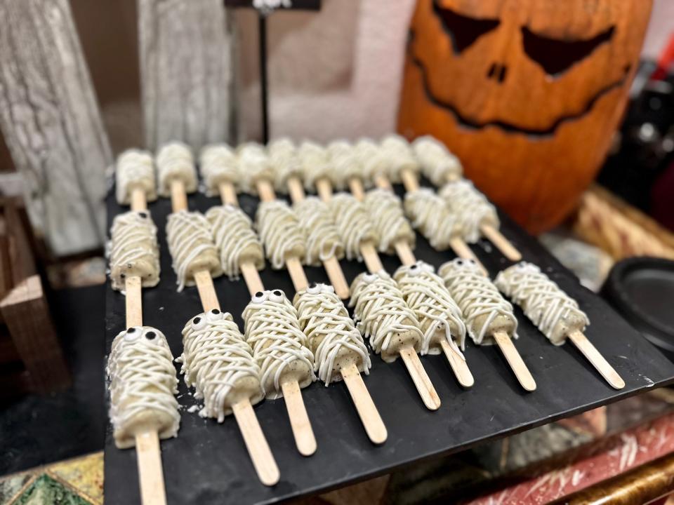 free cake pops at rip tour lounge for universal halloween horror nights