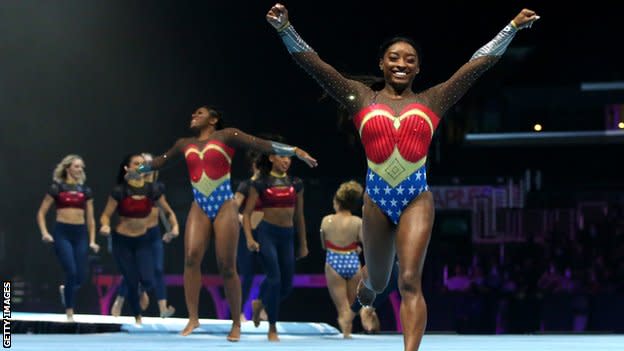 Presentación de Simone Biles vestida como la Mujer Maravilla