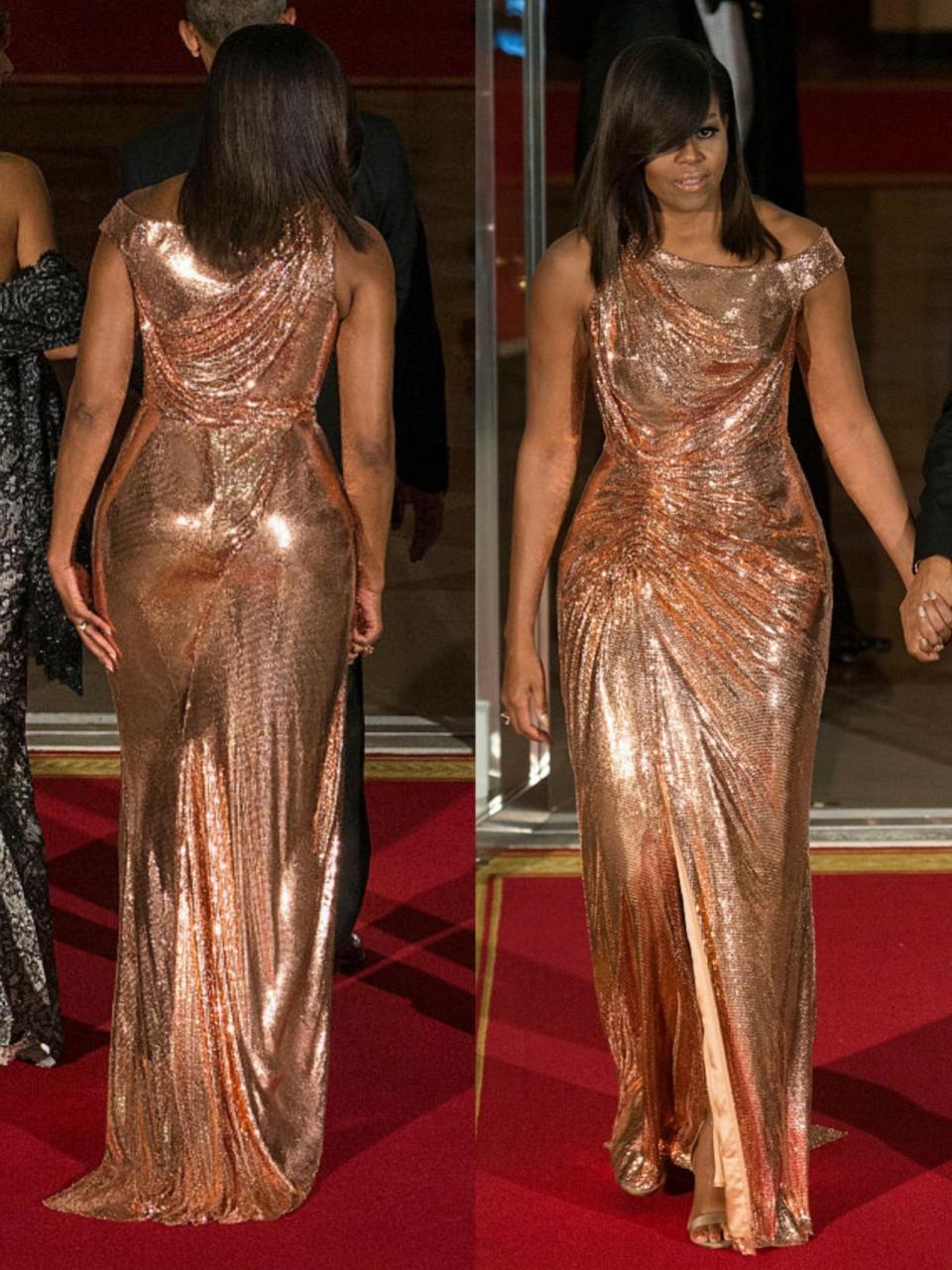 Hier ist alles Gold, was glänzt! Mit diesem Versace-Kleid in Roségold begeisterte Michelle Obama bei ihrem letzten Staatsbankett als First Lady ausnahmslos alle. Mit ihrem Knack-Po sorgte die 52-Jährige sogar für einen echten “Pippa Moment”! (Bilder: Getty Images)