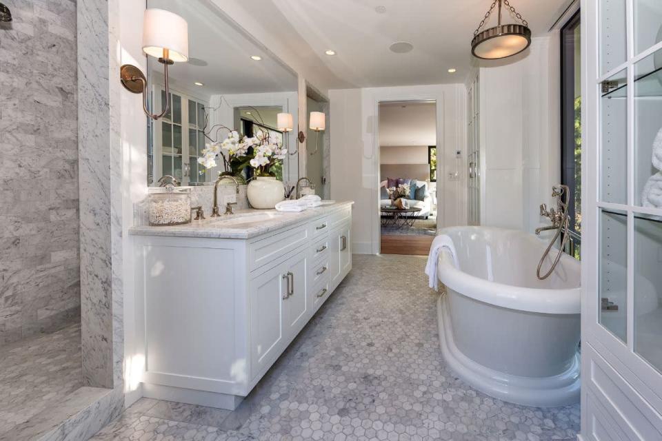 <p>The master bath, looking into the bedroom. (Photo: <a href="http://bit.ly/1UCMKf2" rel="nofollow noopener" target="_blank" data-ylk="slk:Sotheby’s International Realty via Catherine Marcus;elm:context_link;itc:0;sec:content-canvas" class="link ">Sotheby’s International Realty via Catherine Marcus</a>, shot by Mark Lee)</p>