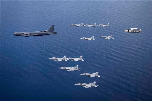 美軍B-52+大黃蜂戰機部署南海畫面曝（圖／翻攝美國太平洋空軍臉書）