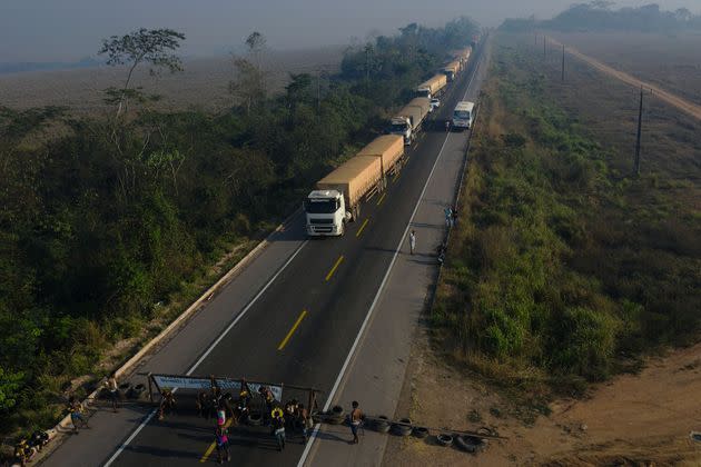 <p>Les Kayapo ont bloqué la BR-163, principale artère d'acheminement des récoltes du fertile centre-ouest du Brésil vers les ports fluviaux de l'Amazonie, exigeant davantage d'aide des autorités brésiliennes contre le coronavirus et l'arrêt des feux dans l'Amazonie. </p>