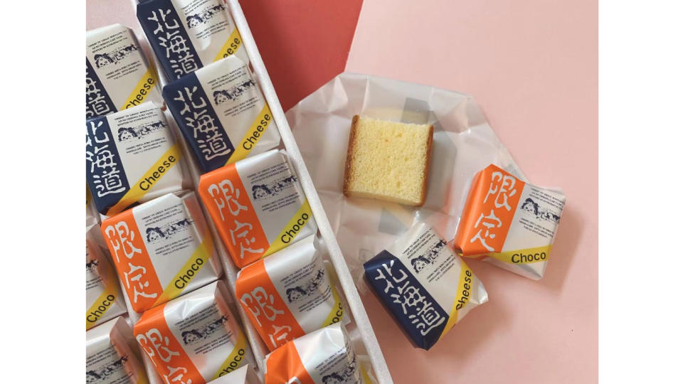 [Direct from Hokkaido, Japan] Hokkaido Limited Honey Mini Cake 18 pcs Cheese Chocolate Flavor Pastry Honey Cake Japanese Snacks Exotic Snacks Cakes Desserts. (Photo: Shopee SG)