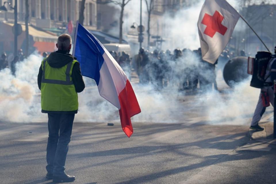 <p>Peu après 14h, de premières tensions étaient signalées dans la manifestation parisienne aux abords de Notre-Dame (4ème arrondissement). Les forces de l’ordre ont fait usage de gaz lacrymogènes face à certains manifestants lançant des projectiles. Les tensions se sont poursuivies à Saint-Michel, provoquant l’immobilisation du cortège.<br>(Crédit : Getty Images) </p>