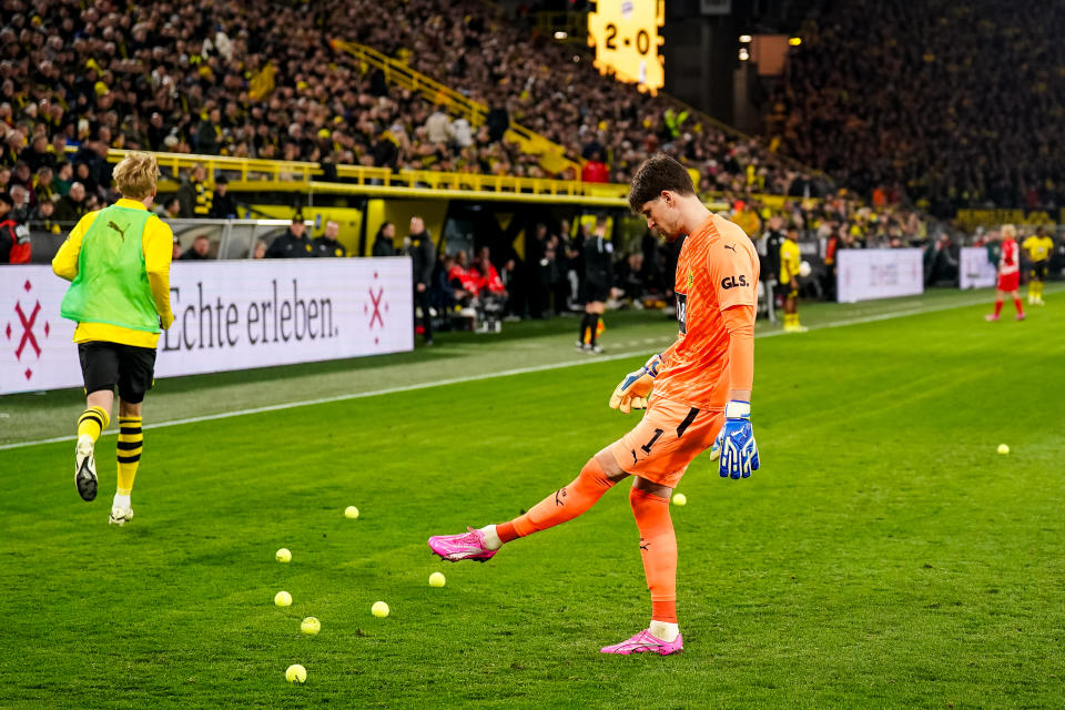 Immer wieder werfen Fußballfans als Protest gegen die Investorenpläne der DFL Tennisbälle auf das Spielfeld. (Bild: Getty Images)