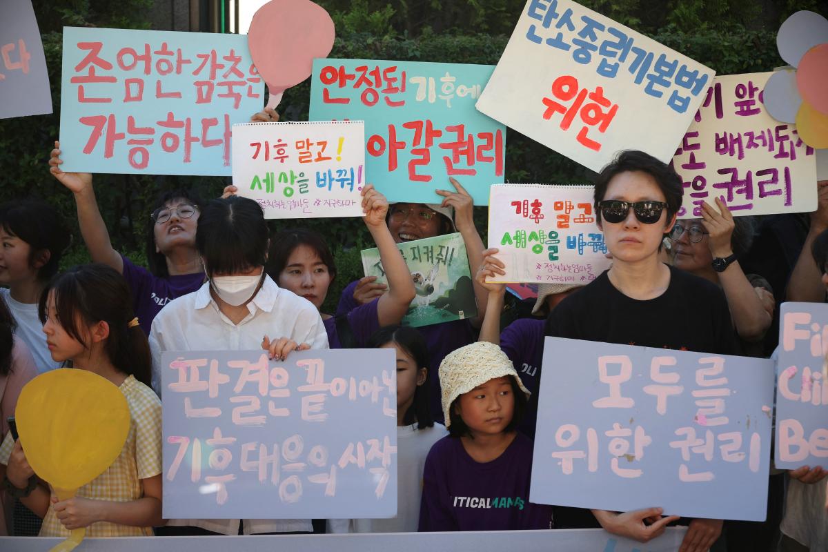 한국은 획기적인 기후 판결에서 배출 감소 계획을 수립하라는 명령을 받았습니다.