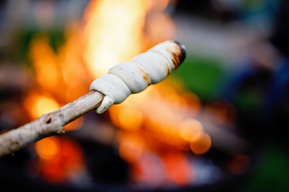 An einem Stockbrot ist generell nichts auszusetzen - solange das Feuer, über dem es zubereitet wird, zulässig ist. (Bild: Getty).