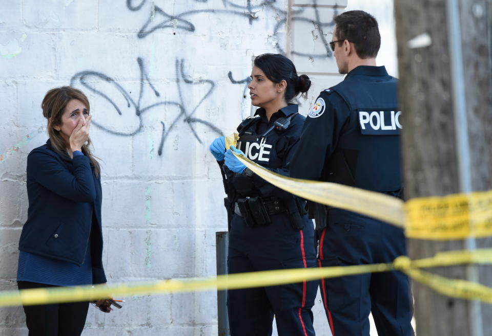 <p>Toronto police officers talk to a woman after a van mounted a sidewalk crashing into a crowd of pedestrians in Toronto on Monday, April 23, 2018. (Photo: Nathan Denette/The Canadian Press via AP) </p>