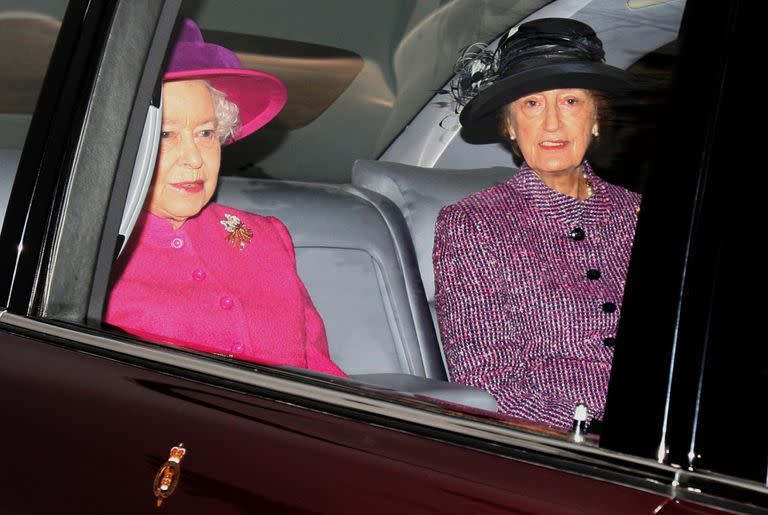 La reina Isabel II de Gran Bretaña, a la izquierda, y su entonces dama de compañía, Lady Susan Hussey, llegan a la iglesia de Santa María Magdalena, en la finca real de Sandringham en Norfolk, Inglaterra, el 23 de enero de 2011.