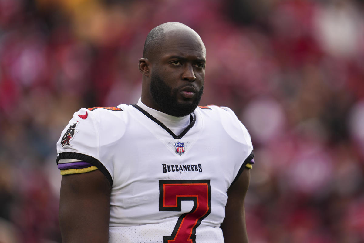 Buccaneers' Leonard Fournette reveals foot injury in deleted tweet