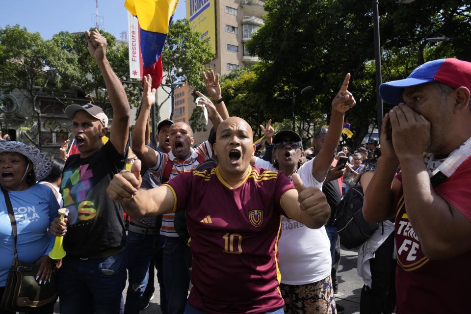 Simpatizantes del candidato opositor venezolano Edmundo González Urrutia cantan en el acto de inicio oficial de la campaña para las elecciones presidenciales del 28 de julio en Caracas, Venezuela, el jueves 4 de julio de 2024. (AP Foto/Ariana Cubillos)