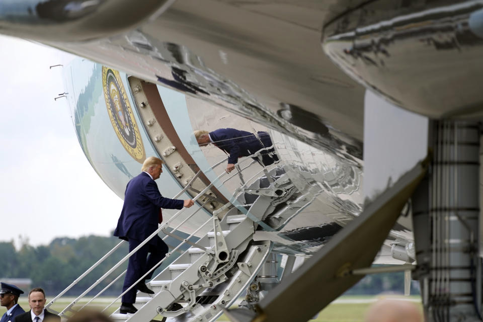 El presidente Donald Trump aborda al avión presidencial en el Aeropuerto Internacional Wilmington, el miércoles 2 de septiembre de 2020, en Wilmington, Carolina del Norte. (AP Foto/Evan Vucci)