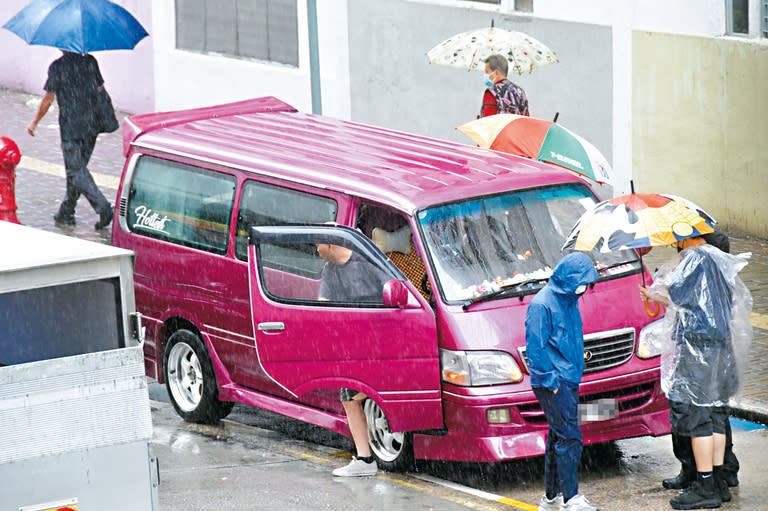 ■阿葛聽完講解後，落車走上車頭。