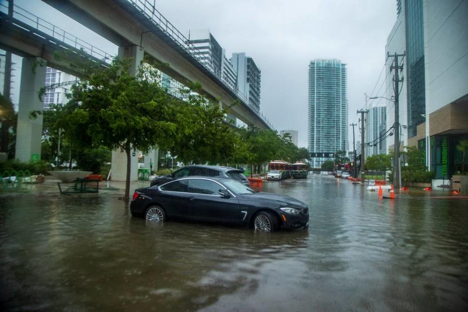 Las enormes lluvias de la tormenta tropical Alex en junio de 2022 dejaron autos y negocios inundados en la zona de Brickell, cerca del downtown de Miami.