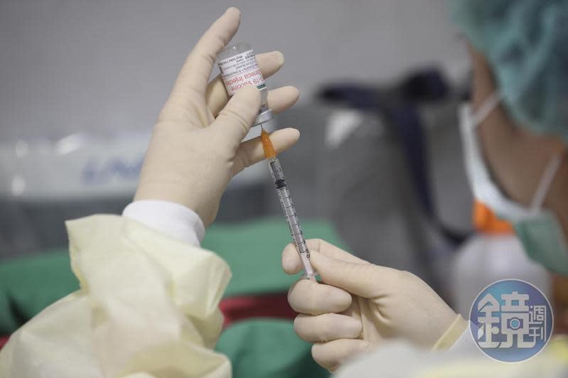 台灣第一劑疫苗覆蓋率約44.6%，醫師陳志金認為，我們必須更謹慎防疫，必須更仰賴全國人民的團結合作。（本刊資料照）