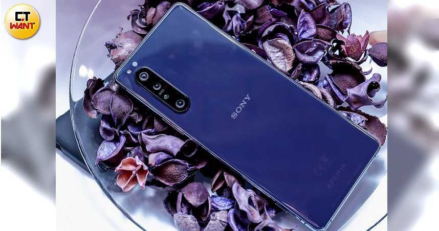 Xperia 1 II 機背主鏡頭組採「3+1」組合，以3顆1200萬畫素鏡頭搭配一顆 3D iToF 感測器。（圖／焦正德攝）