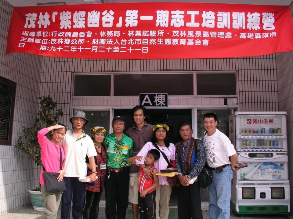 詹家龍（左五）在高雄茂林推動紫斑蝶保育工作。（詹家龍提供）