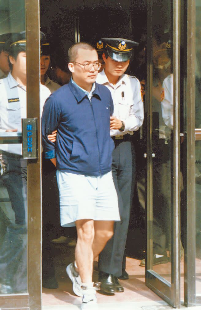 1990年殺害來台觀光的日本女大生井口真理子，凶手劉學強（中）因精神狀況不佳，判處無期徒刑，至今還在監獄服刑。（本報資料照片）