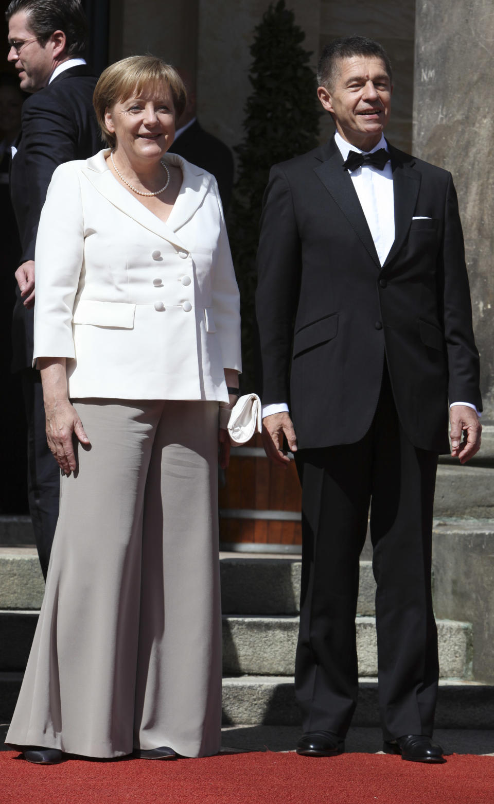 <p>In Bayreuth 2010 gab es mal einen anderen Hosenanzug – in einer neuen, edlen Variante mit weiter Hose und doppelreihigem Blazer.</p> 