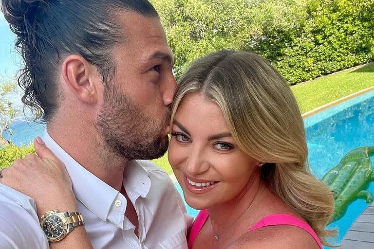 Andy Carroll fue sorprendido engañando a su prometida a pocos días de su boda.