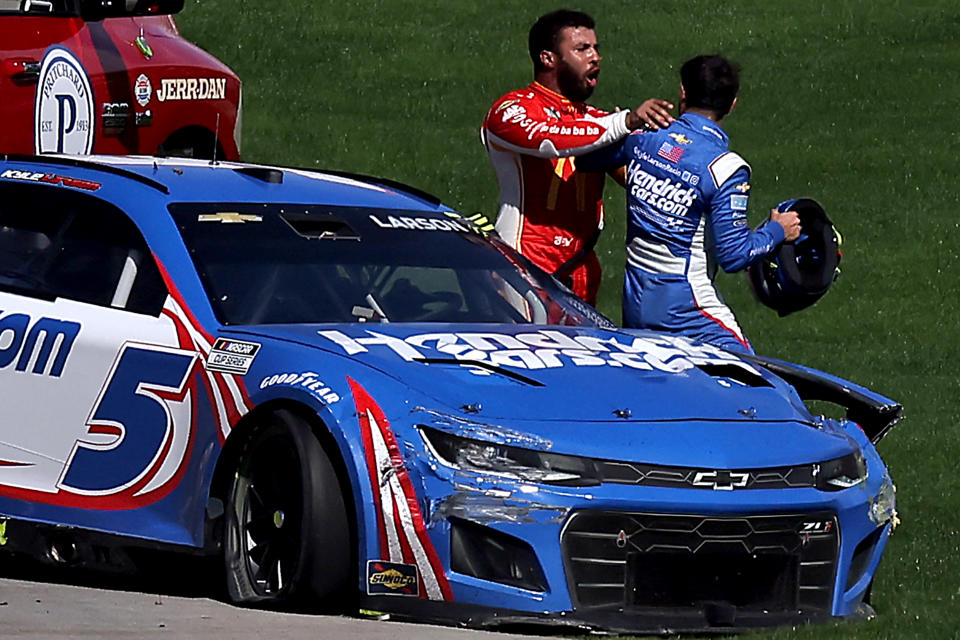 LAS VEGAS, NEVADA - 16 OCTOBRE: Bubba Wallace, conducteur de la Toyota n ° 45 McDonald's, affronte Kyle Larson, conducteur de la Chevrolet n ° 5 HendrickCars.com, après un incident en piste lors de la NASCAR Cup Series South Point 400 à Las Vegas Motor Speedway le 16 octobre 2022 à Las Vegas, Nevada.  (Photo de Jonathan Bachman/Getty Images)