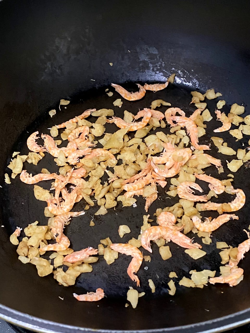 蛋餅食譜｜櫻花蝦菜脯先炒香 蛋餅細火煎微焦至香口！