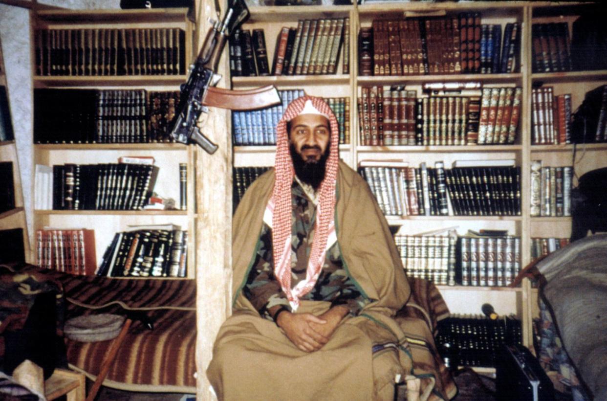Im August 1988 gründete Osama Bin Laden, Sohn eines saudiarabischen Milliardärs, im Alter von 30 Jahren Al-Kaida, "die Basis"“ für seinen "heiligen Krieg" gegen Amerika und die westliche Welt.
 (Bild: ARTE / Everett Collection Inc. / Alamy Stock Photo)