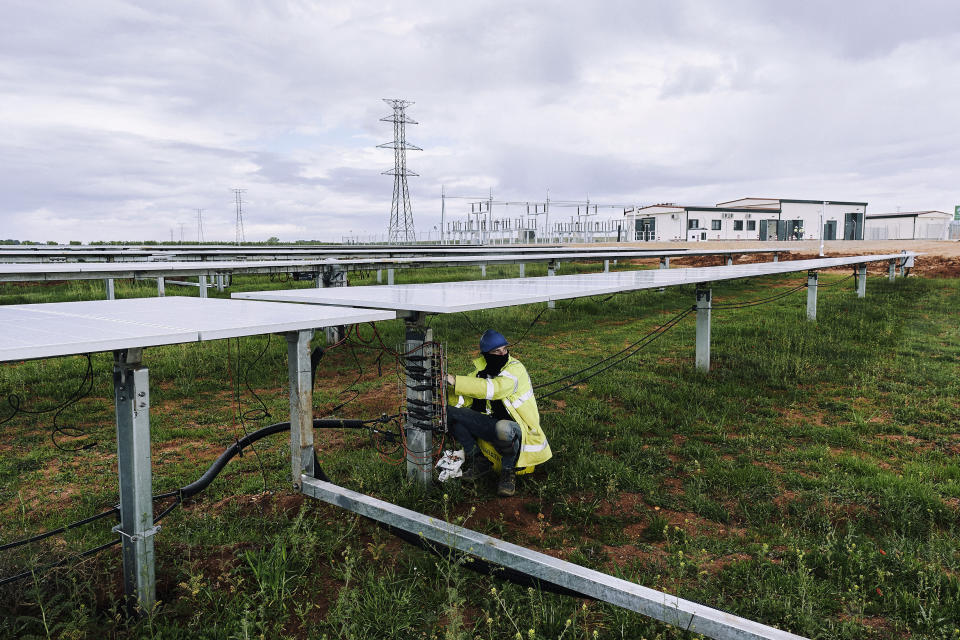 Un trabajador de la planta de energía solar Romeral, uno de los nuevos proyectos de Iberdrola, empresa de energías eólica y solar, en Olmedilla de Alarcón, España, el 20 de abril de 2021. (Gianfranco Tripodo/The New York Times)