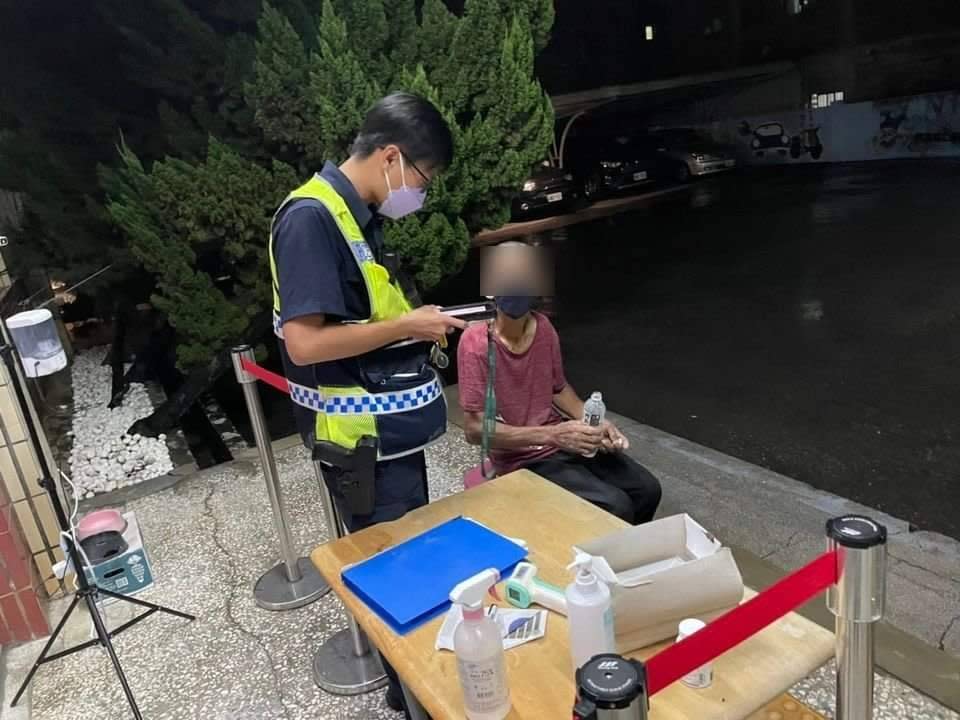 男子暗夜淋雨路邊獨行，臺西警助他平安返家。(記者劉春生攝)