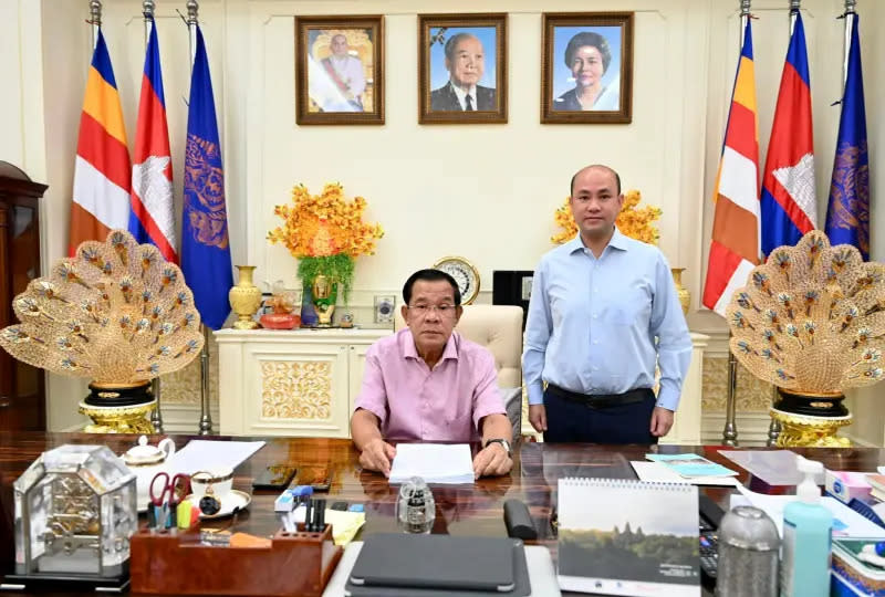 ▲前任柬埔寨總理洪森親王（左）及目前是公共事務部部長的兒子洪馬尼，皆對晚安小雞事件發聲。（圖／取自Hun Many 臉書）