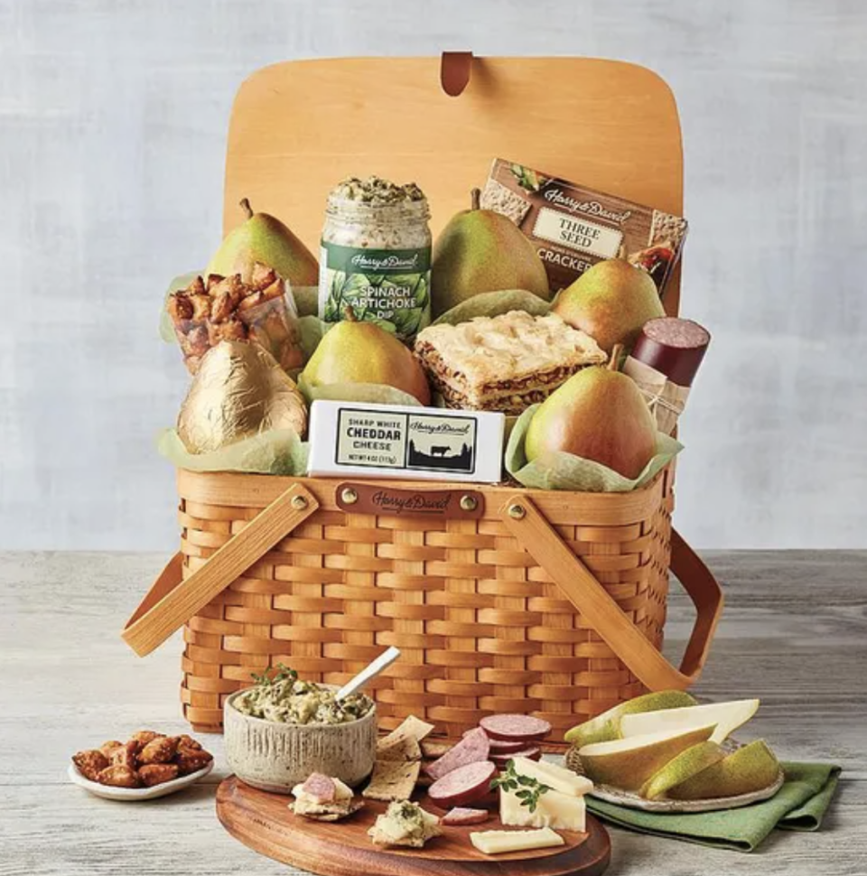 15) Picnic Basket Gift