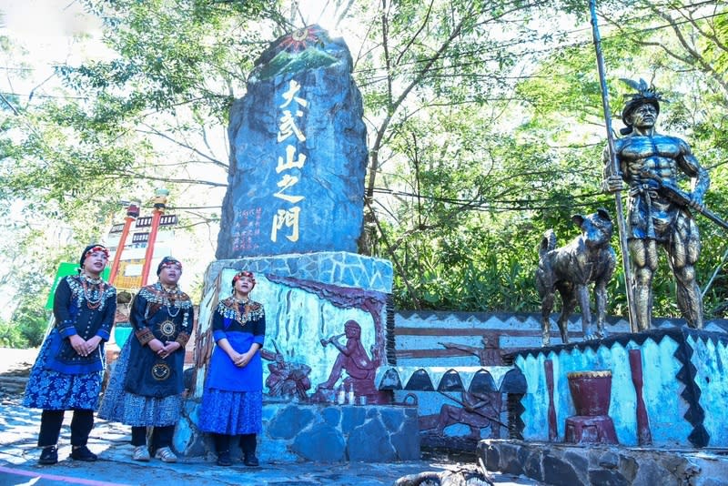 原民會北大武山走讀團入山儀式 原民會首度組團走讀排灣族聖山北大武山，7日在屏 東泰武鄉「大武山之門」舉行入山儀式，泰武鄉青年 會為走讀團隊祈福吟唱。 （原民會提供）  中央社記者黃郁菁傳真  113年7月7日 