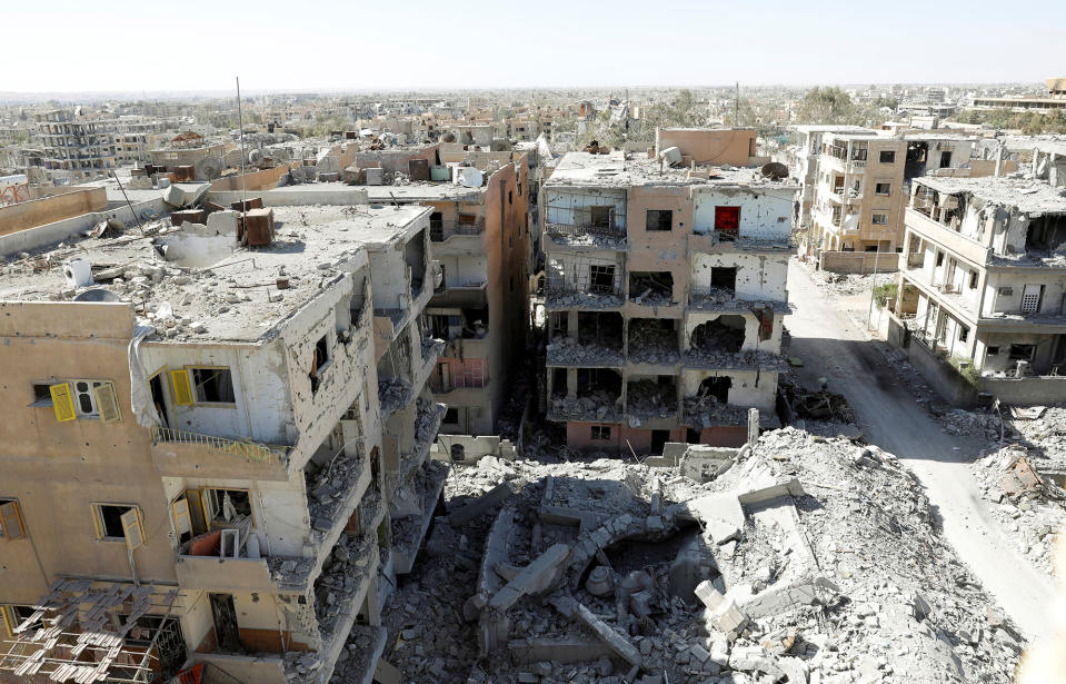 <p>Destroyed buildings are pictured in a residential district at the frontline in Raqqa, Syria, Oct. 16, 2017. (Photo: Erik De Castro/Reuters) </p>