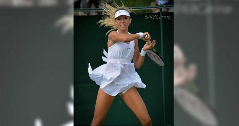 英國網球選手凱蒂（Katie Boulter）當時就將髮帶當成腰帶束在腰上防裙擺掀開。（翻攝自推特）