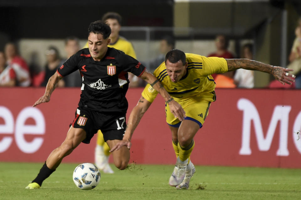 Estudiantes de La Plata's Javier Altamirano, left, and Boca Junior's Cristian Lema battle for the ball during an Argentine soccer league match in La Plata, Argentina, Sunday, March 17, 2024. The match was suspended after Altamirano's was taken off the field in an ambulance. (AP Photo/Ignacio Amiconi)