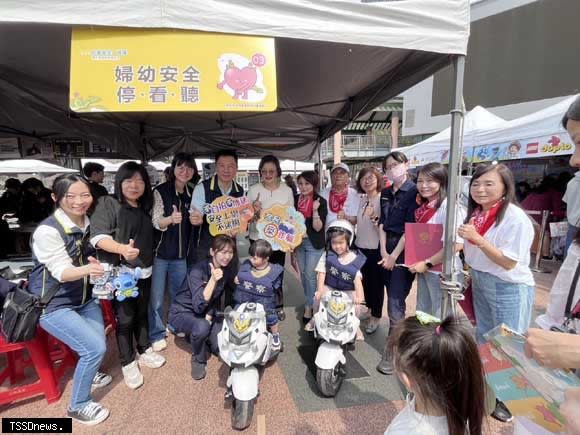 新北警婦幼隊長劉家次帶隊宣導，現場設有體驗攤位。（圖：新北市警察局提供）