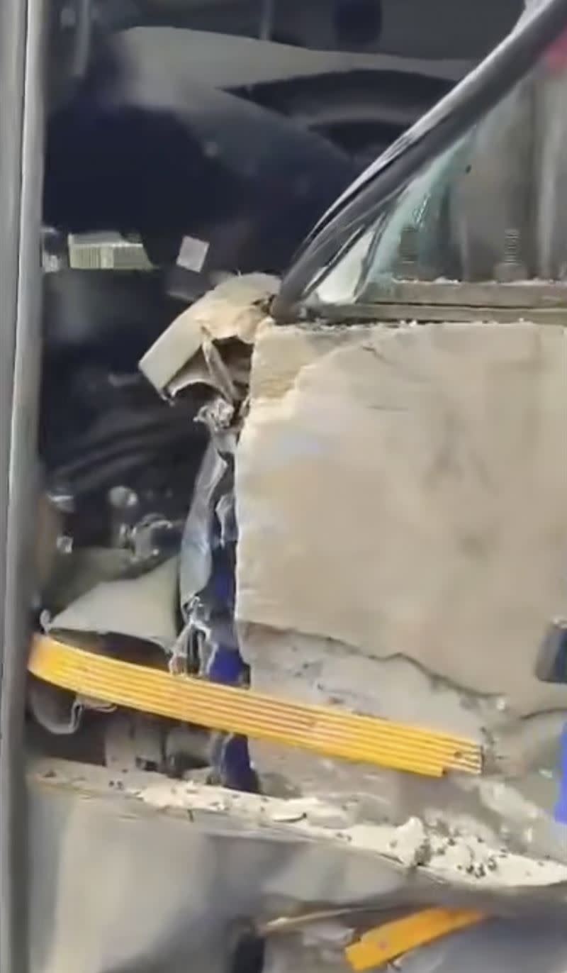 車禍造成公車嚴重毀損。（圖／翻攝自X）