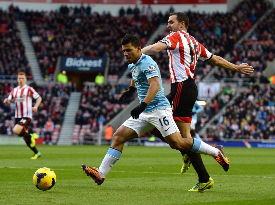 Manchester City's Sergio Aguero (C) is challenged by Sunderland's John O'Shea during their English Premier League soccer match at The Stadium of Light in Sunderland, northern England, November 10, 2013.