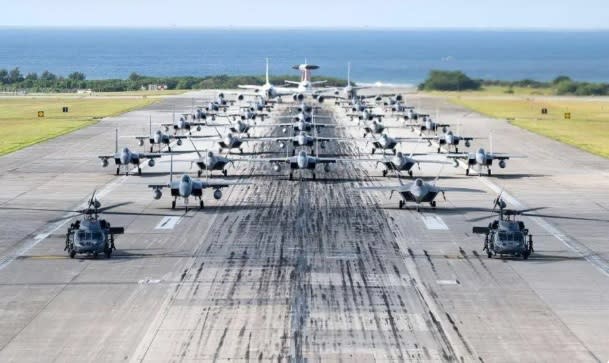  美軍在沖繩的嘉手納空軍基地飛機群。 圖：翻攝自 東方點兵 