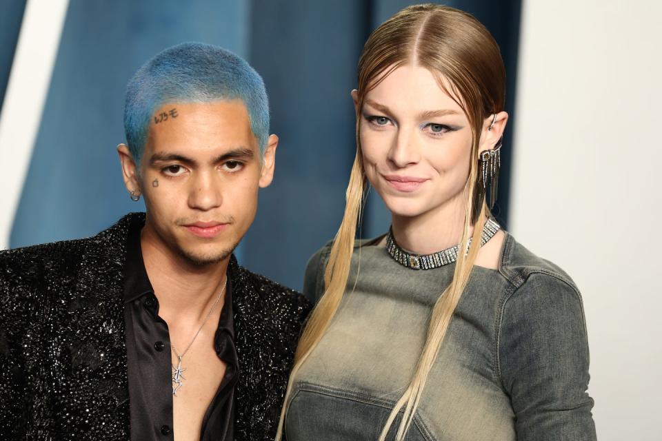 beverly hills, california march 27 l r dominic fike and hunter schafer attend the 2022 vanity fair oscar party hosted by radhika jones at wallis annenberg center for the performing arts on march 27, 2022 in beverly hills, california photo by arturo holmesfilmmagic