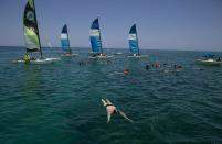 En esta foto del 12 de mayo de 2019, los turistas hacen snorkel en el Caribe frente a una playa en Varadero, Cuba. (AP Foto / Ismael Francisco)