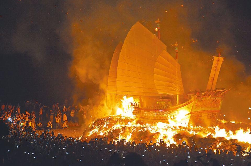 東港平安祭燒王船現場相當震撼。（資料照）