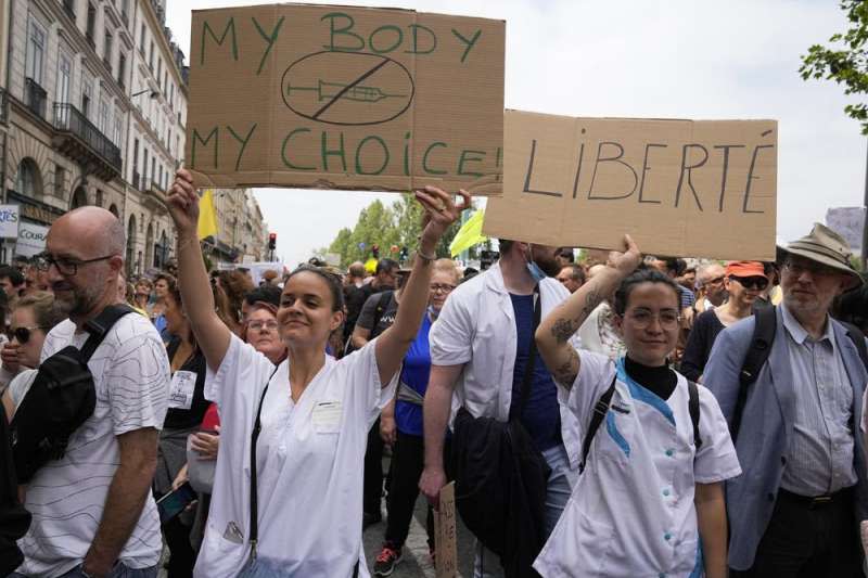 7月17日，法國巴黎大批民眾上街抗議馬克宏政府的「健康通行證」新規定（美聯社）