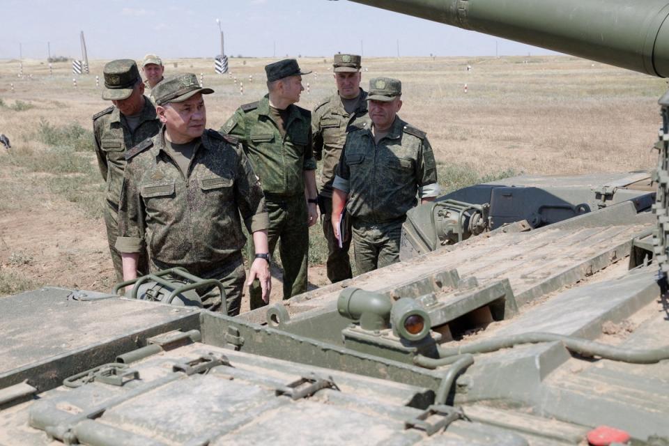 俄國防部7月8日公布國防部長蕭依古視察南部軍區畫面。路透社