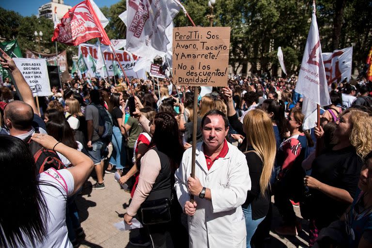 Protesta docente en Rosario en contra del descuento de los días de paro y en reclamo de paritarias