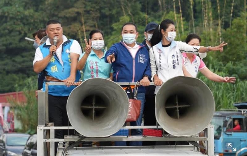 林孟麗（上圖右二，下圖左二）由國民黨徵召參選竹山鎮長，與許淑華等人合作。（圖／翻攝當事人臉書）