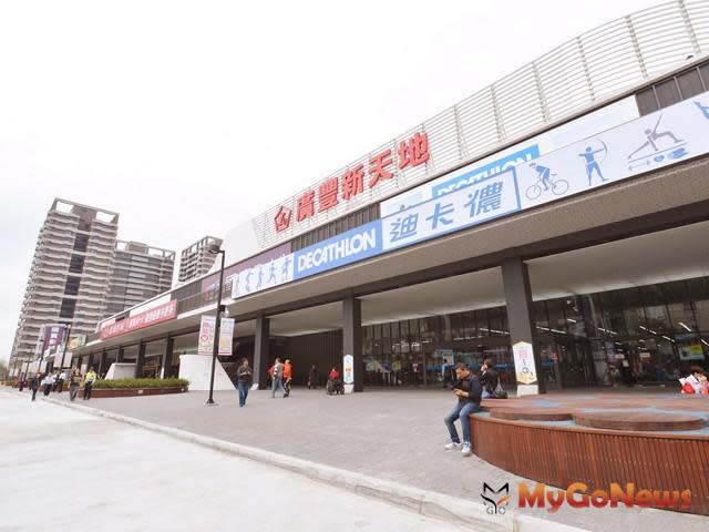 廣豐新天地綜合商場引進迪卡儂運動用品量販店、彭園婚宴會館、國賓影城、家樂福等知名企業