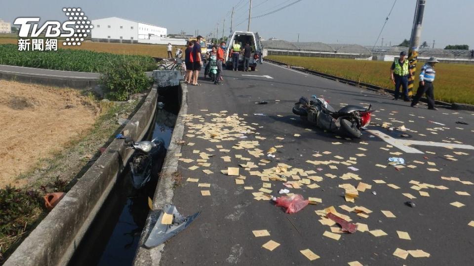 莊男的機車掉進水溝。（圖／TVBS）