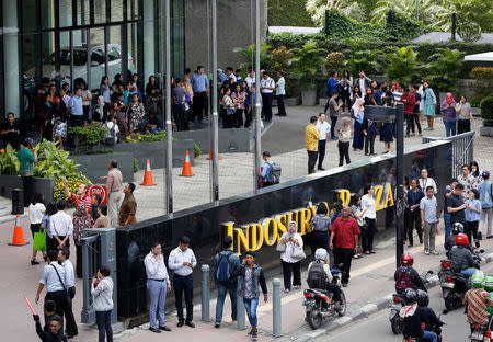 Office workers leave a building following an earthquake in Jakarta, Indonesia January 23, 2018. REUTERS/Darren Whiteside