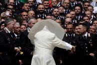 <p>Ein Windstoß durchweht den Umhang von Papst Franziskus, als dieser bei einer Generalaudienz im Vatikan die Carabinieri, die italienische Polizei, begrüßt. (Bild: REUTERS/Max Rossi TPX) </p>